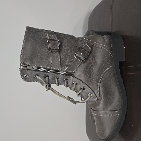 From RUE 21 WOMENS SIZR 6 Ankle Boots Gently Worn - Picture 1 of 5